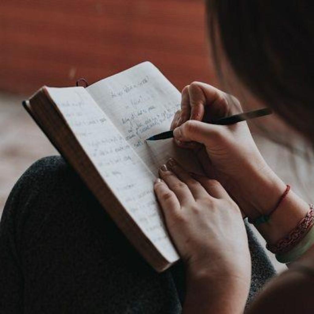 https://unsplash.com/de/fotos/frau-schreibt-mit-stift-in-notizbuch-tcyW6Im5Uug